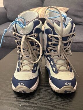 ThirtyTwo Minon Advanced Women’s Snowboard Boots Navy & Light Gray, Size 7.5